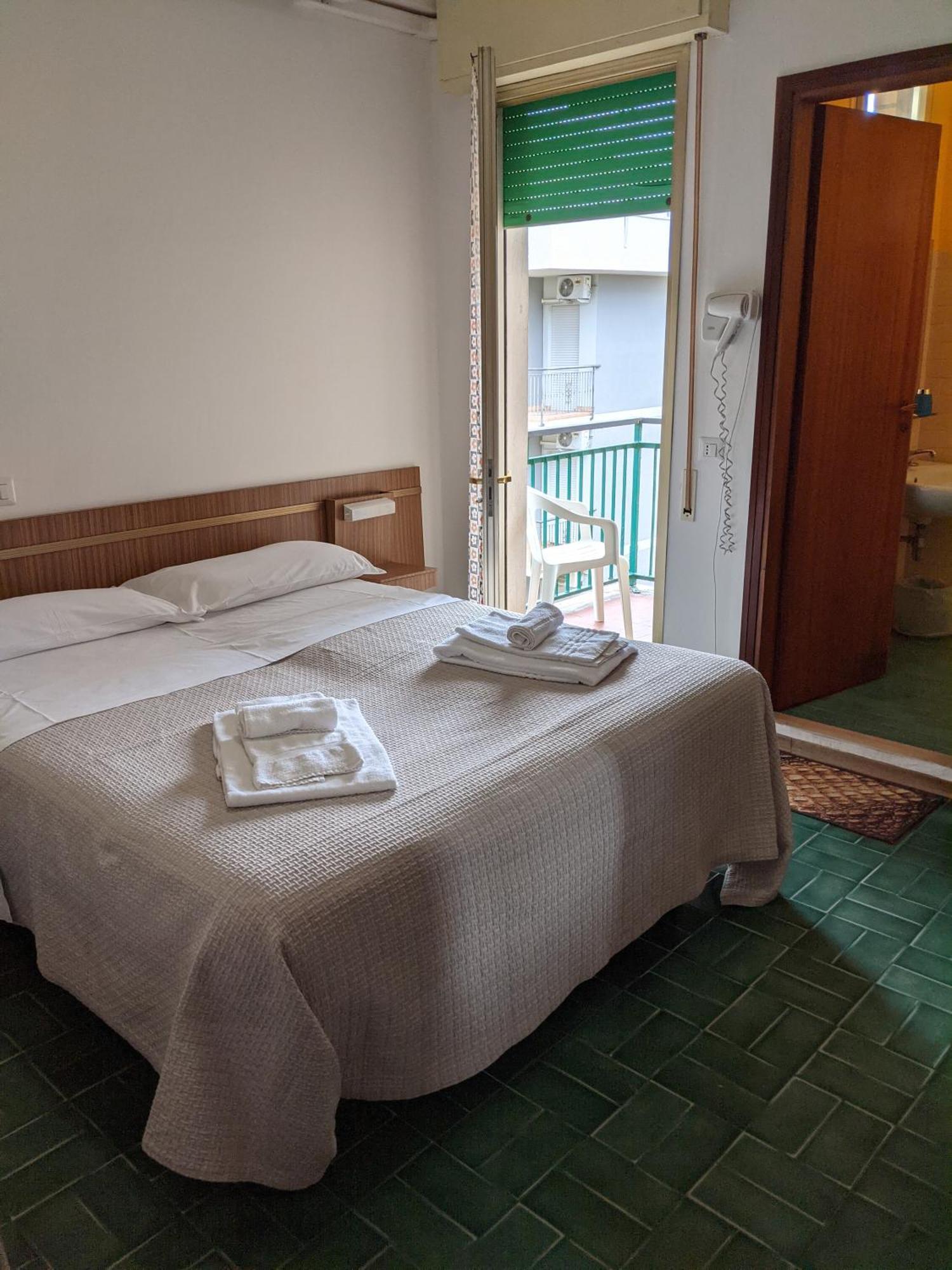 Hotel Bellevue Чезенатико Екстериор снимка