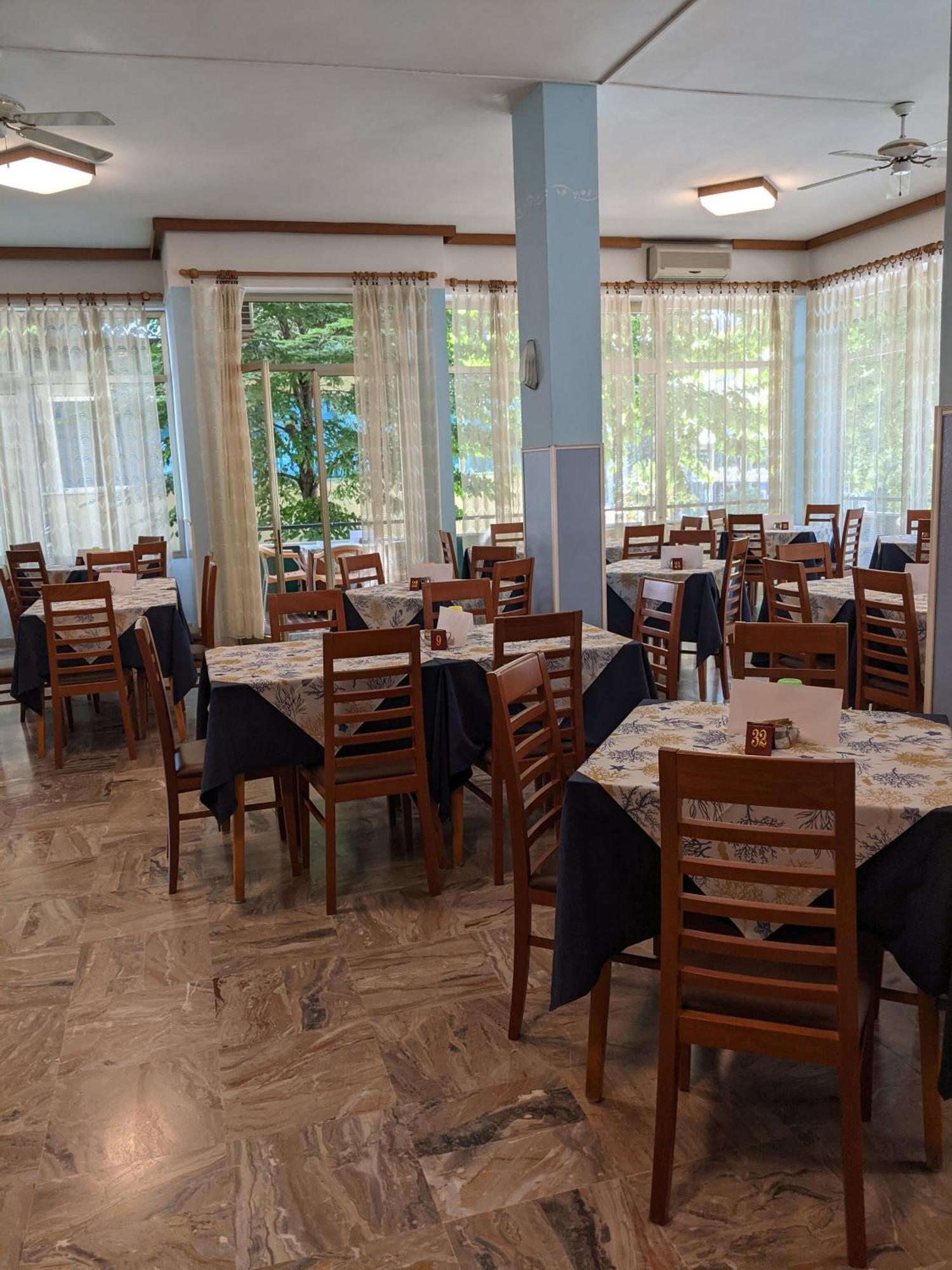 Hotel Bellevue Чезенатико Екстериор снимка