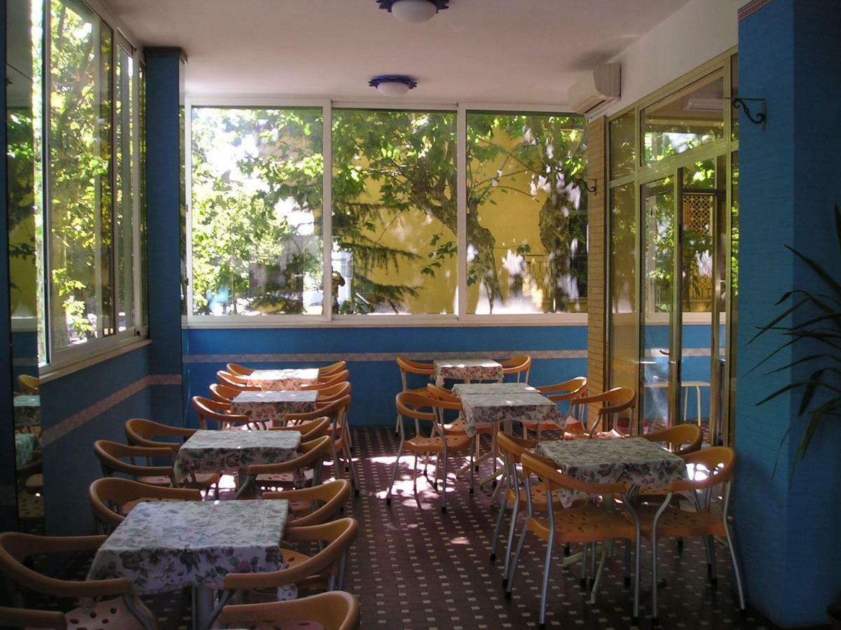 Hotel Bellevue Чезенатико Екстериор снимка