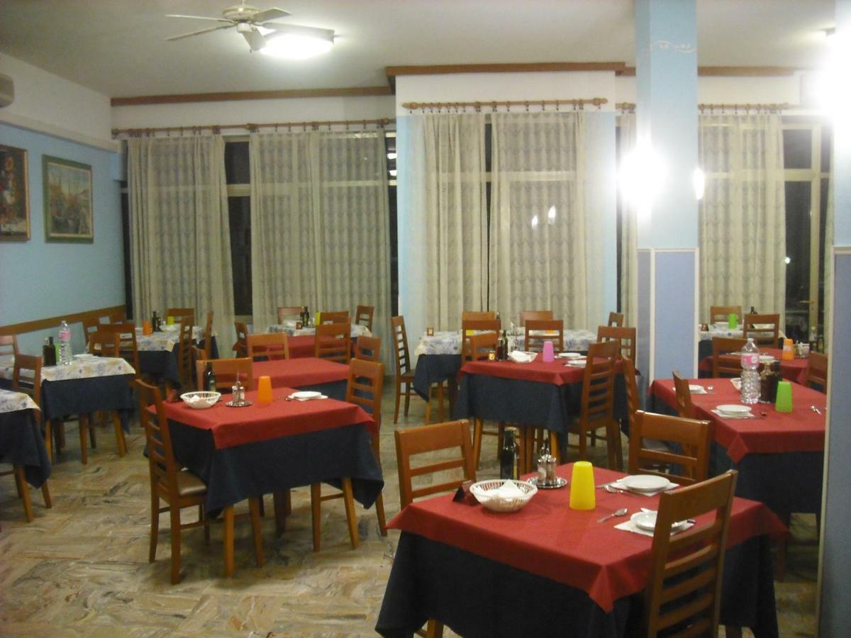 Hotel Bellevue Чезенатико Екстериор снимка